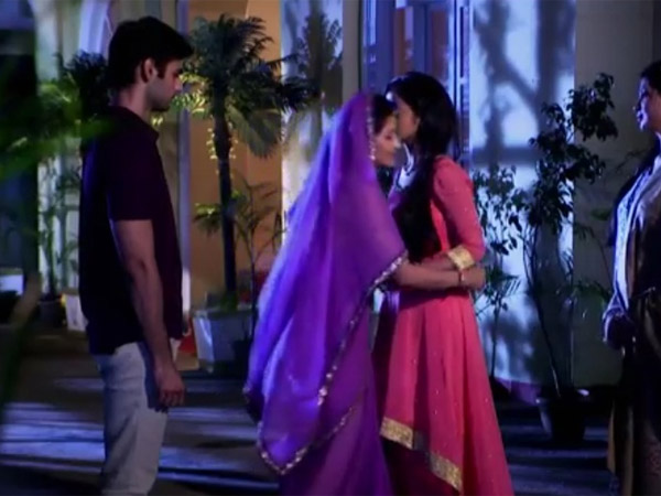 Sujatha Apologises To Sumi & Swara