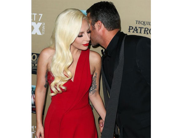 Lady Gaga & Taylor Kinney Spice Up American Horor Story: Hotel's Red Carpet With PDA