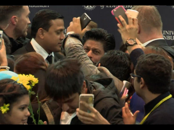 SRK Surrounded With His Fans