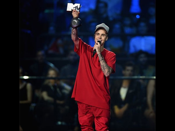 Justin Wins 5 Awards At MTV EMAs!