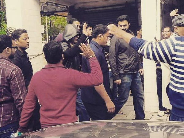 Arriving On The Sets Arriving On The Sets