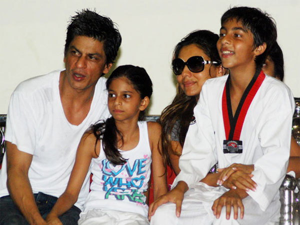 SRK's Kids Aryan, Suhana, AbRam Gifted Him This On B'Day SRK's Kids Aryan, Suhana, AbRam Gifted Him This On B'Day