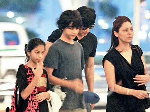 SRK's Kids Aryan, Suhana, AbRam Gifted Him This On B'Day SRK's Kids Aryan, Suhana, AbRam Gifted Him This On B'Day