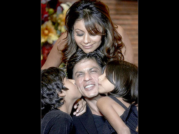 SRK's Kids Aryan, Suhana, AbRam Gifted Him This On B'Day SRK's Kids Aryan, Suhana, AbRam Gifted Him This On B'Day