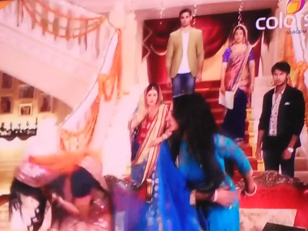 Swara Exposes Ragini 