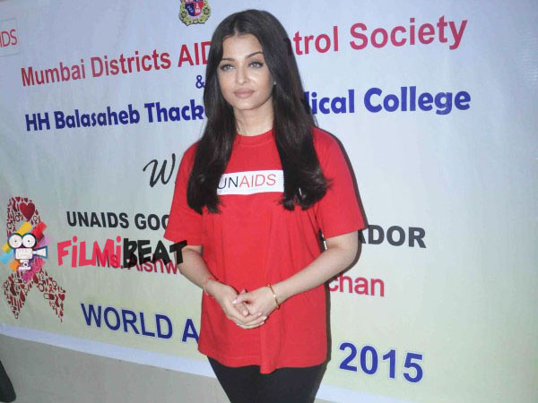 Aishwarya Posing For Cameras Aishwarya Posing For Cameras