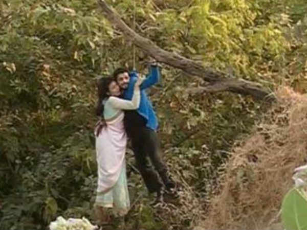 Ishita & Raman Hang On A Tree