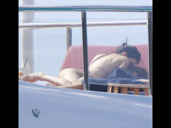 Kendall Jenner & Harry Styles Dating Again? Duo Share A Kiss On New Year's Eve! 