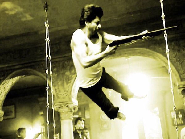 shahrukh khan spotted doing flying stunt on the sets of raees shahrukh khan spotted doing flying stunt on the sets of raees