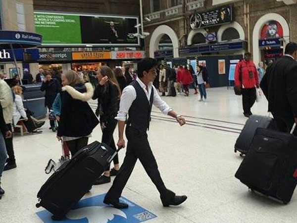 shahrukh-gauri-khan-spotted-london-airport-at-ddlj-location-pictures shahrukh-gauri-khan-spotted-london-airport-at-ddlj-location-pictures