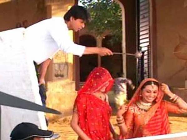 rare-unseen-pictures-of-shahrukh-khan-rani-mukerji-from-paheli-sets rare-unseen-pictures-of-shahrukh-khan-rani-mukerji-from-paheli-sets