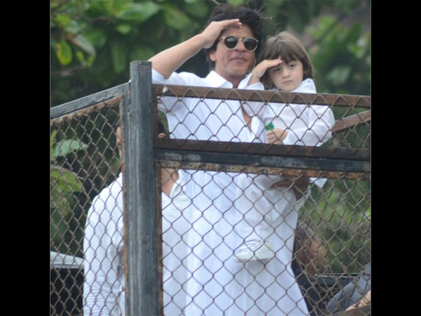 shahrukh-khan-abram-eid-celebration-pictures-2016-at-mannat