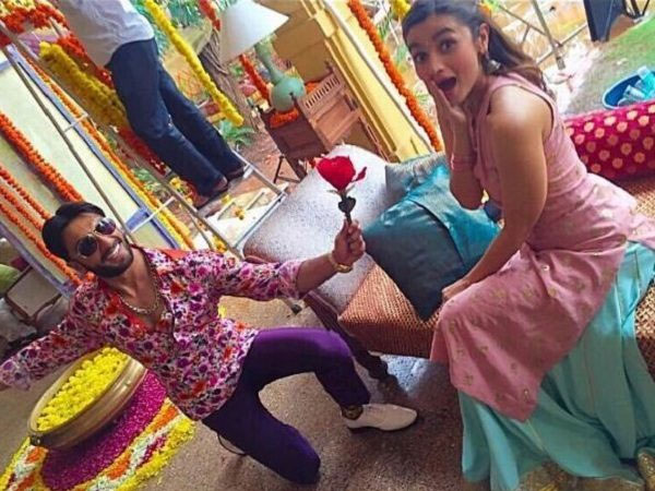 Ranveer Singh On His Knees For Alia Bhatt Rose Ranveer Singh On His Knees For Alia Bhatt Rose