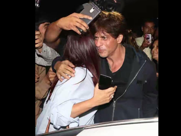 Another Picture Of SRK With Fan