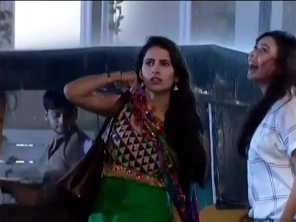 Tanuja Arrives At Bedi House