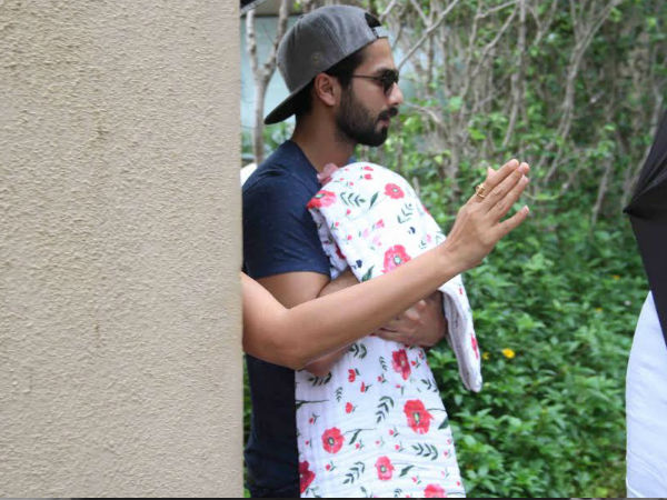  Shahid With The Little Kapoor