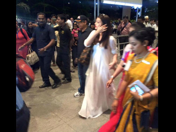 In Pic: Aishwarya-Aaradhya At Mumbai Airport