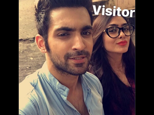 Mrunal Thakur Aka Bulbul Visits Kumkum Bhagya Sets!