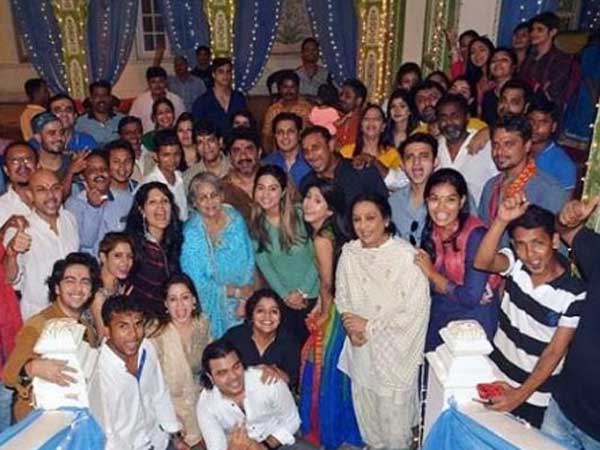 Yeh Rishta Kya Kehlata Hai Completes 2200 Episodes; Hina Khan & Other Team Members Celebrate Success Yeh Rishta Kya Kehlata Hai Completes 2200 Episodes; Hina Khan & Other Team Members Celebrate Success