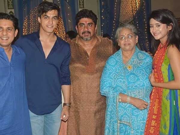 Yeh Rishta Kya Kehlata Hai Completes 2200 Episodes; Hina Khan & Other Team Members Celebrate Success Yeh Rishta Kya Kehlata Hai Completes 2200 Episodes; Hina Khan & Other Team Members Celebrate Success