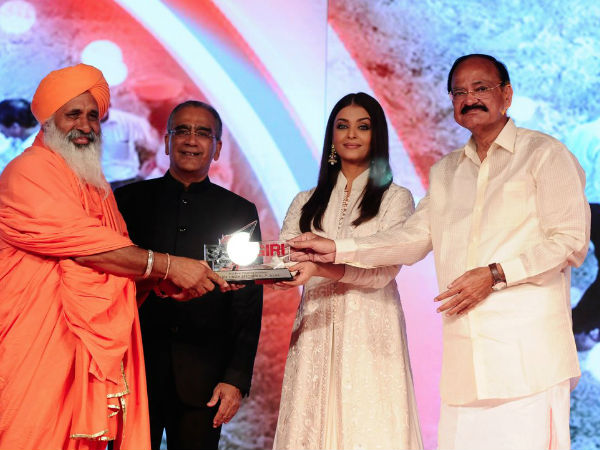 Aishwarya Rai Presenting The Award