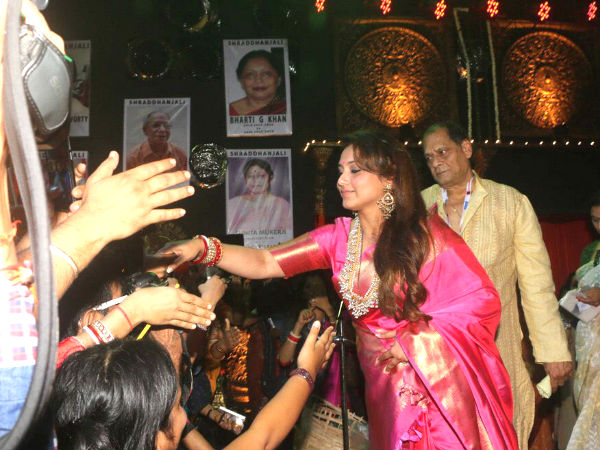 Rani With Fans