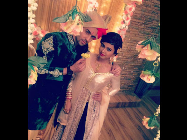 Vicky To Propose Elena?