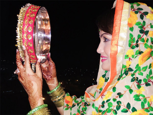 BB10: Karan Observes Karva Chauth Fast For Nisha!