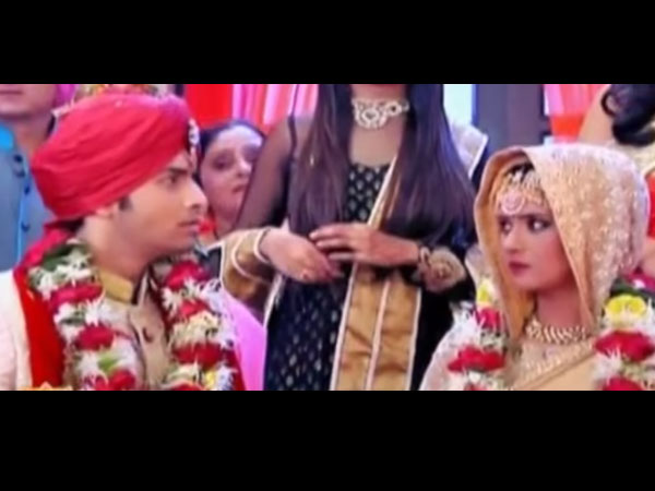 Rishi Applies Sindoor