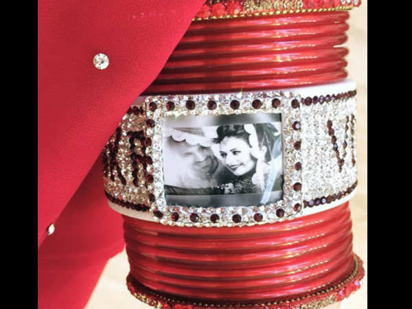 Divyanka Tripathi Pens Lovely Poem For Moon; Inscribes Vivek’s Name In Her Bangles! (PICS)