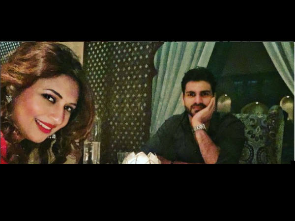 Divyanka Tripathi Pens Lovely Poem For Moon; Inscribes Vivek’s Name In Her Bangles! (PICS)