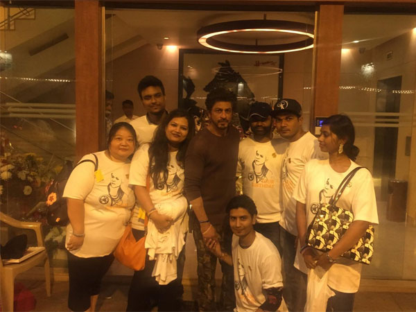 Shahrukh Khan With Fans