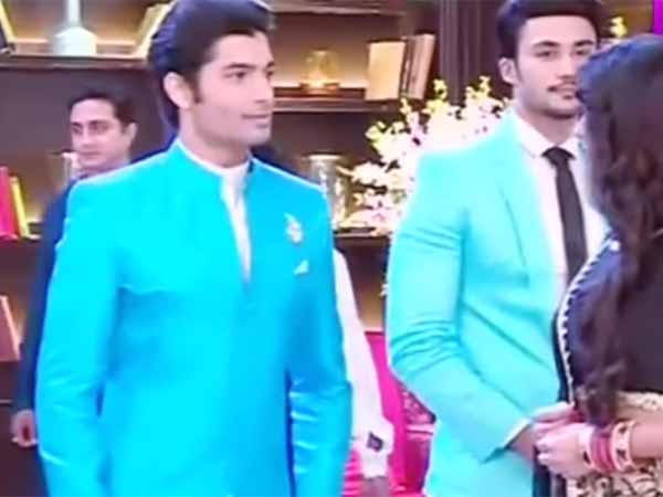 Rishi Can't Take His Eyes Off Tanuja Rishi Can't Take His Eyes Off Tanuja