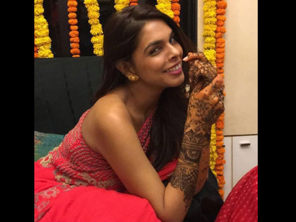 Esha Gupta Shared This Picture