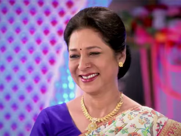 Asha Blesses The Newly-weds Asha Blesses The Newly-weds