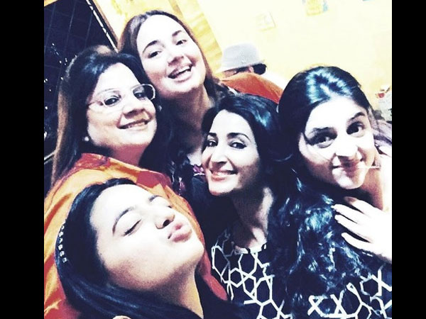 Sonica With Her Co-Actors