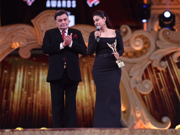 Kajol Receives An Award On Ajay's Behalf Kajol Receives An Award On Ajay's Behalf