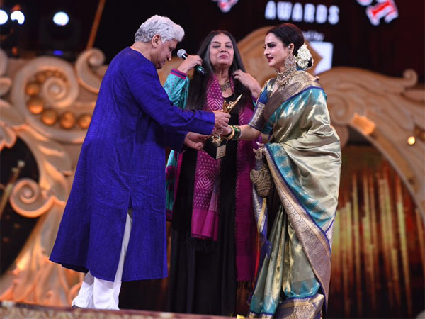 Javed, Shabana & Rekha On The Stage Javed, Shabana & Rekha On The Stage