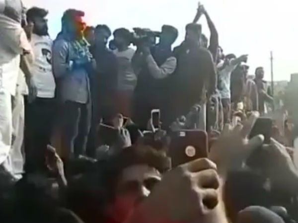 Huge Crowd Caused Traffic Problem!