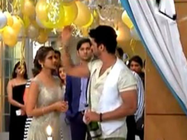 Maya Gifts Arjun A Chain With Hidden Microphone!