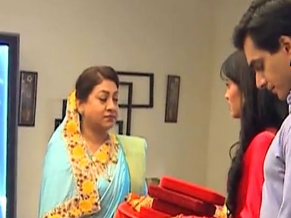 Dadi Gives Jewellery To Naira