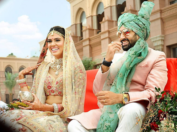 Candid Click Of Abhishek & Anushka 