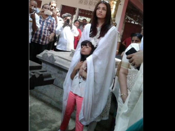Aishwarya Visits A Temple..