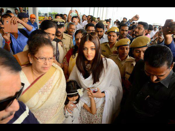 Aishwarya With Her Mom