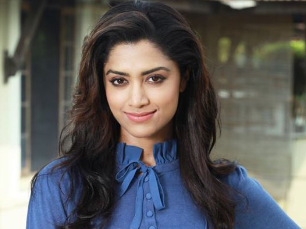 Mamtha Mohandas As Neha (Sushmita Sen) Mamtha Mohandas As Neha (Sushmita Sen)