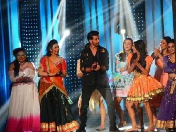 Hrithik Roshan Dances With Girl Gang