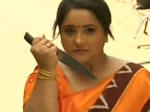 Vandana Tries To Stab Maya!