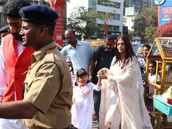 Aishwarya Was Holding Aaradhya's Hand