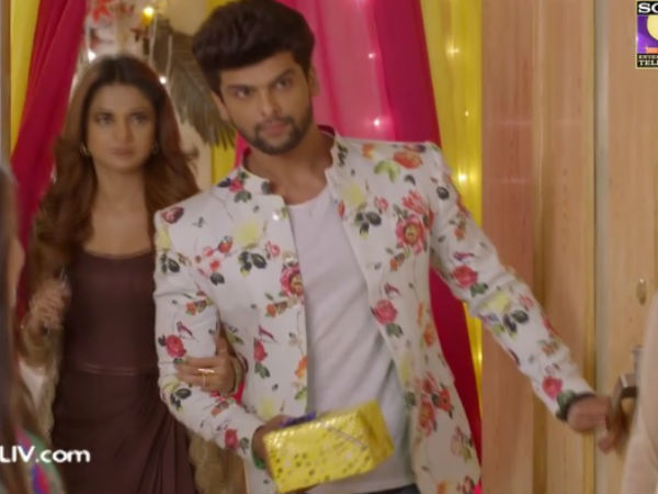 Arjun Gives Vandana's Gift To Saanjh