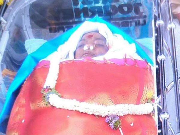 parvathamma-rajkumar-s-body-begins-its-final-travel-be-buried-with-state-honours parvathamma-rajkumar-s-body-begins-its-final-travel-be-buried-with-state-honours
